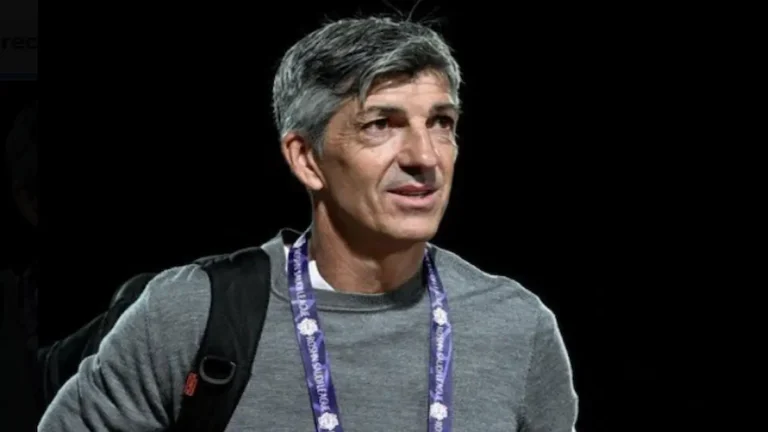 Imanol Alguacil con gesto serio y una mochila al hombro, llevando las acreditaciones de la Saudi Pro League tras un encuentro.