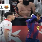 Lamine Yamal con las manos en la cabeza y expresión de frustración tras la derrota del Barcelona 2-1 contra el Girona, con el marcador reflejado en una esquina de la pantalla
