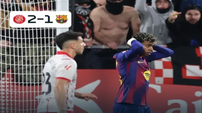 Lamine Yamal con las manos en la cabeza y expresión de frustración tras la derrota del Barcelona 2-1 contra el Girona, con el marcador reflejado en una esquina de la pantalla