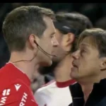 Matías Almeyda, entrenador del Sevilla con chaleco oscuro, en un cara a cara tenso y cercano con el árbitro Galech Apezteguía durante el partido contra el Alavés.
