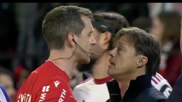 Matías Almeyda, entrenador del Sevilla con chaleco oscuro, en un cara a cara tenso y cercano con el árbitro Galech Apezteguía durante el partido contra el Alavés.