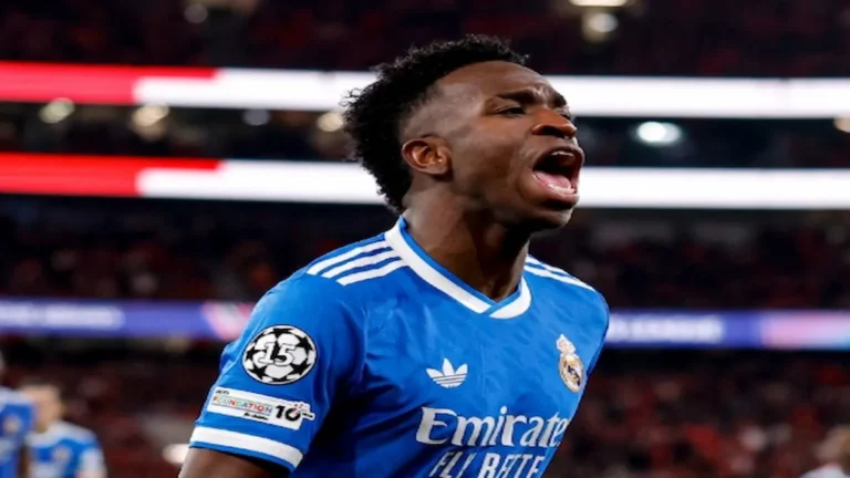 Vinícius Jr. con la camiseta azul del Real Madrid celebrando con un grito de euforia en un partido de Champions League en febrero de 2026.