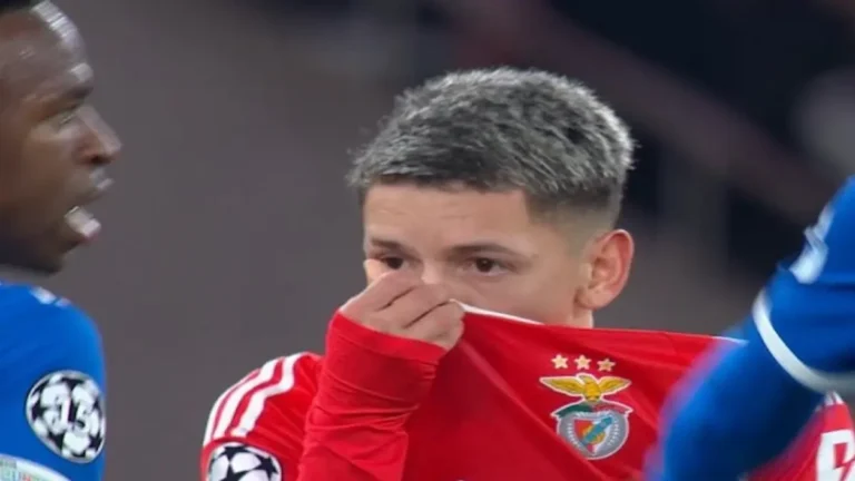 inícius Jr. discutiendo con Gianluca Prestianni durante el partido de Champions League entre el Benfica y el Real Madrid en el Estádio da Luz en febrero de 2026.