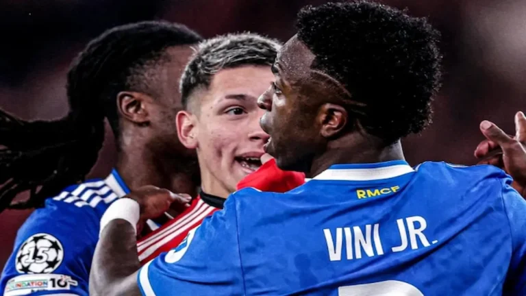 Primer plano de Vinícius Jr. de espaldas y Gianluca Prestianni de frente durante un momento de tensión en el partido entre Benfica y Real Madrid en febrero de 2026.