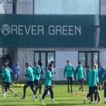Jugadores del Real Betis entrenando en la ciudad deportiva bajo el lema Forever Green antes del duelo de Copa ante el Atlético.