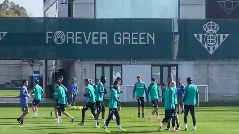 Jugadores del Real Betis entrenando en la ciudad deportiva bajo el lema Forever Green antes del duelo de Copa ante el Atlético.