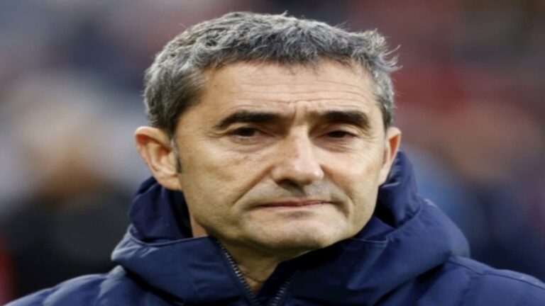 Primer plano de Ernesto Valverde con gesto serio analizando el empate en el derbi vasco.