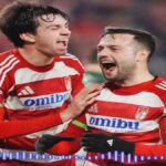 Jugadores del Granada CF celebrando con euforia el gol de la victoria ante el Racing de Santander en Los Cármenes.