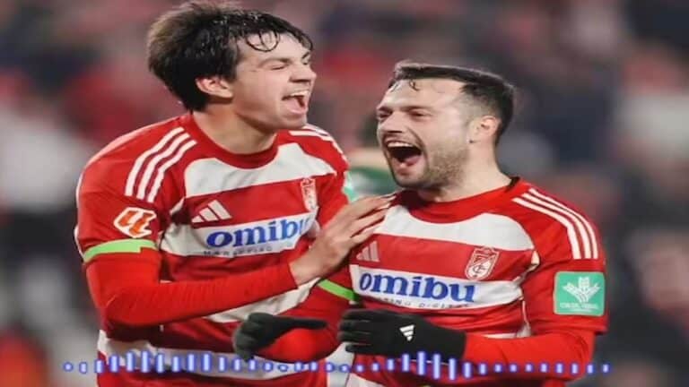 Jugadores del Granada CF celebrando con euforia el gol de la victoria ante el Racing de Santander en Los Cármenes.