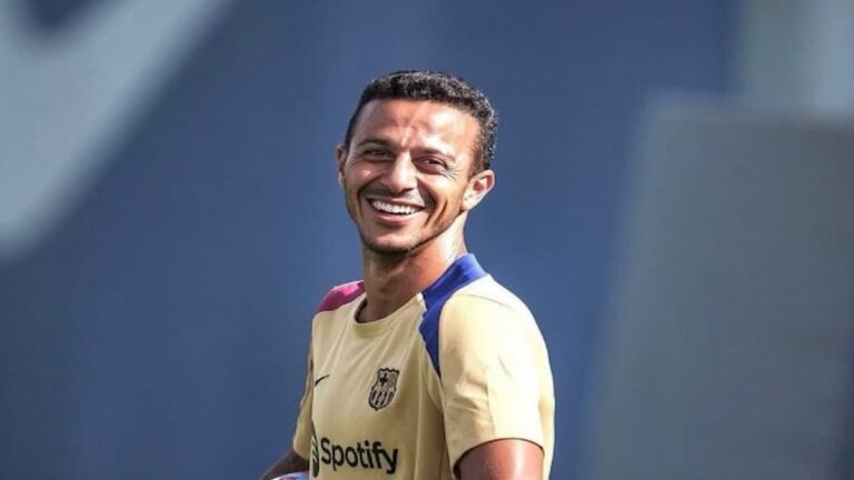 Thiago Alcántara durante una sesión de entrenamiento del FC Barcelona, conversando con Hansi Flick.