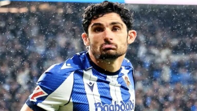Gonçalo Guedes celebrando su gol con la Real Sociedad en San Mamés ante el Athletic Club.