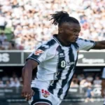 Brian Cipenga, extremo del CD Castellón, conduciendo el balón durante un partido de LaLiga Hypermotion en la temporada 2025-26.