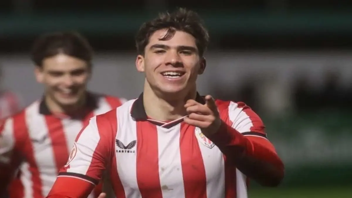 Eder García, centrocampista del Bilbao Athletic, durante un partido con el filial rojiblanco en la temporada 2025-26.