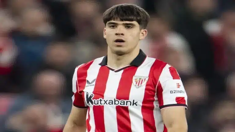 Eder García, centrocampista del Bilbao Athletic, durante su debut con el primer equipo del Athletic Club en San Mamés ante el Elche CF.