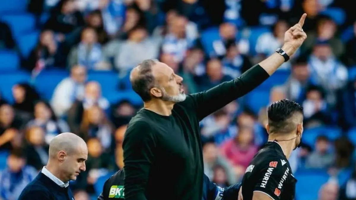 Pellegrino Matarazzo, entrenador de la Real Sociedad, dando instrucciones durante un partido