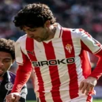 Jugadores del Real Sporting de Gijón y el Real Valladolid disputando un balón durante el partido de LaLiga Hypermotion en El Molinón en febrero de 2026.