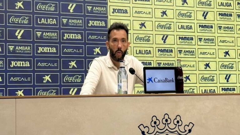 Carlos Corberán, entrenador del Valencia CF, en rueda de prensa tras la derrota ante el Villarreal en la Ceràmica en la jornada 25 de LaLiga 2025-26.