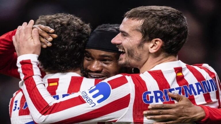 Jugadores del Atlético de Madrid celebrando uno de los goles ante el Club Brugge en el Metropolitano, con Griezmann visible en la imagen, durante el partido de playoffs de Champions League.