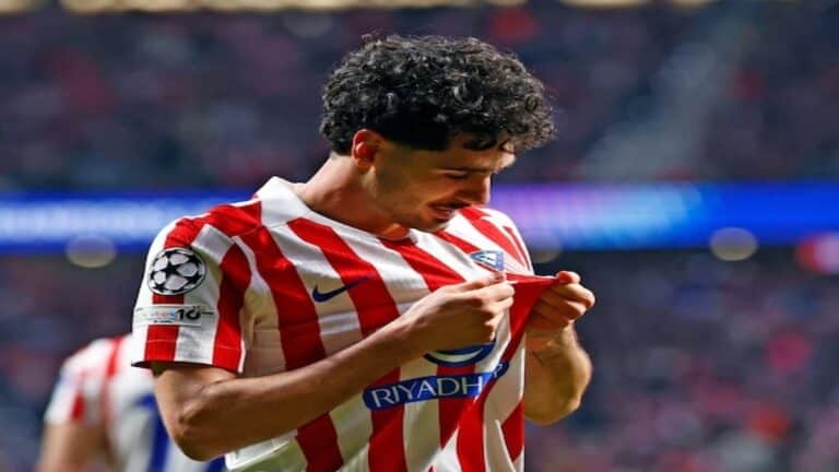 Johnny Cardoso celebrando su primer gol como jugador del Atlético de Madrid señalando el escudo rojiblanco en el Metropolitano durante el partido de Champions League ante el Club Brugge.