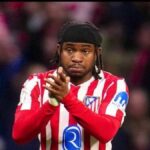 Jugador del Atlético de Madrid aplaudiendo a la afición en el Metropolitano antes del partido de Champions League ante el Brujas.