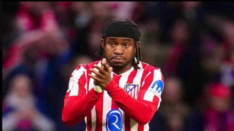 Jugador del Atlético de Madrid aplaudiendo a la afición en el Metropolitano antes del partido de Champions League ante el Brujas.