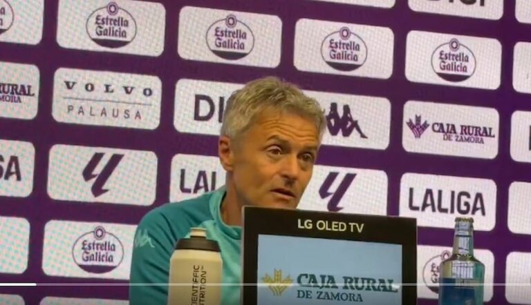 Fran Escribá atiende a los medios en la sala de prensa del Real Valladolid ante el panel de LaLiga