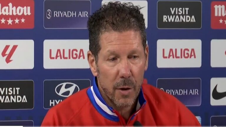 Diego Simeone atiende a los medios en la sala de prensa del Atlético de Madrid ante el panel de LaLiga y Riyadh Air