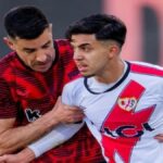 Jugador del Rayo Vallecano pugna por el balón con un defensa del Athletic Club durante el empate en Vallecas en la jornada 26 de LaLiga