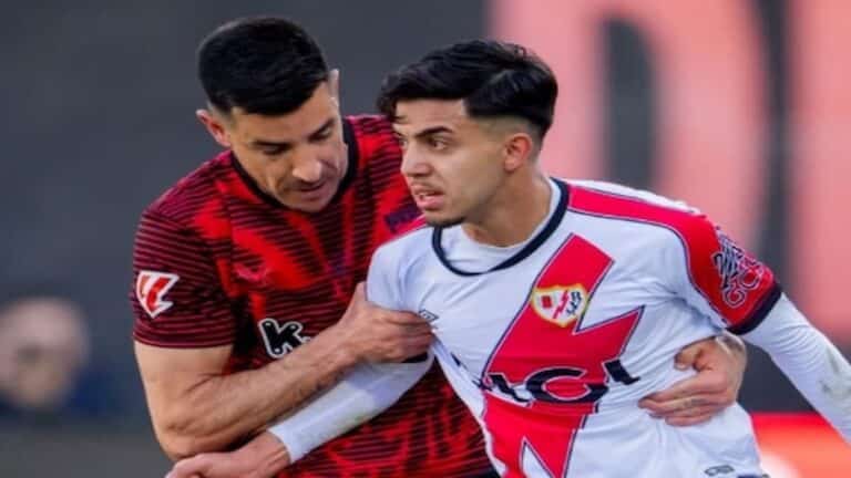 Jugador del Rayo Vallecano pugna por el balón con un defensa del Athletic Club durante el empate en Vallecas en la jornada 26 de LaLiga