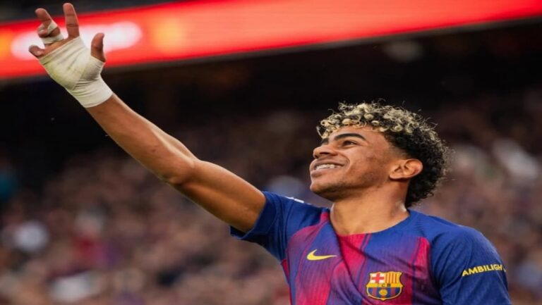 Lamine Yamal celebra con el brazo en alto y una sonrisa su hat-trick ante el Villarreal con la camiseta del FC Barcelona en el estadio