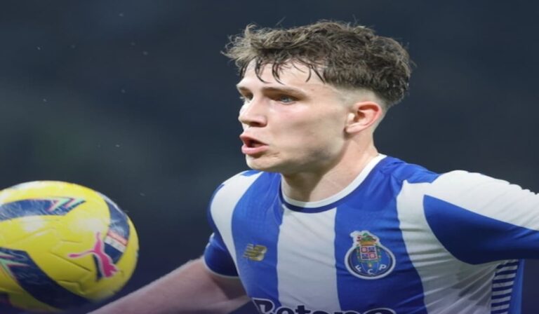 Rodrigo Mora conduce el balón con la camiseta del Oporto durante un partido de la Liga portuguesa