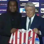 Ademola Lookman posando con la camiseta del Atlético de Madrid durante su presentación oficial en el Metropolitano.