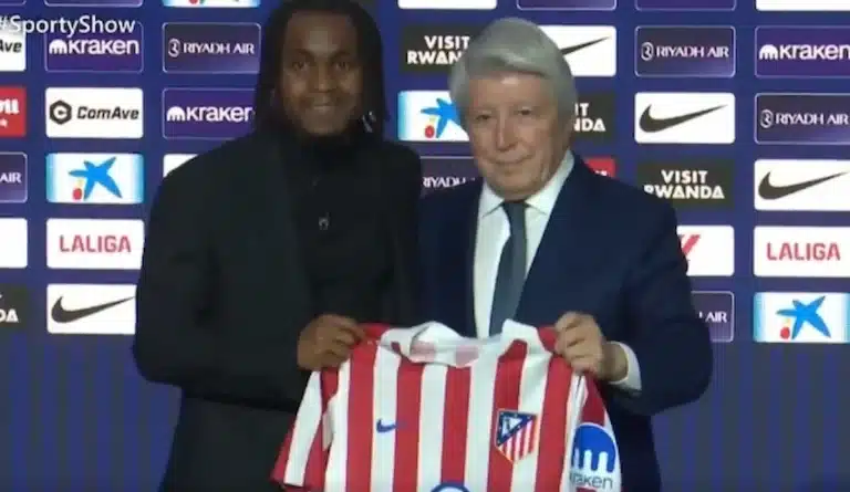 Ademola Lookman posando con la camiseta del Atlético de Madrid durante su presentación oficial en el Metropolitano.