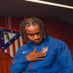 Ademola Lookman vistiendo la chaqueta del Atlético de Madrid tras confirmarse su fichaje de 35 millones de euros.