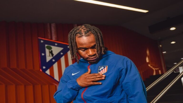 Ademola Lookman vistiendo la chaqueta del Atlético de Madrid tras confirmarse su fichaje de 35 millones de euros.