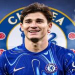 Julián Álvarez sonriendo con un fotomontaje de la camiseta del Chelsea y el estadio Stamford Bridge de fondo.