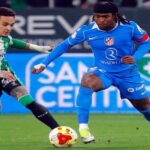 Álex Baena y Ademola Lookman en una acción de juego combinada durante un partido del Atlético de Madrid.