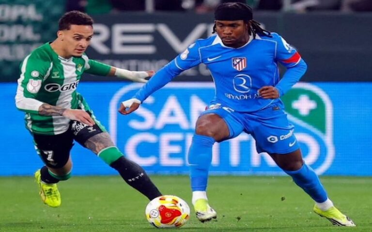 Álex Baena y Ademola Lookman en una acción de juego combinada durante un partido del Atlético de Madrid.