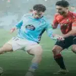 Jugadores de Celta y Osasuna disputan un balón en el partido de LaLiga EA Sports en Balaídos