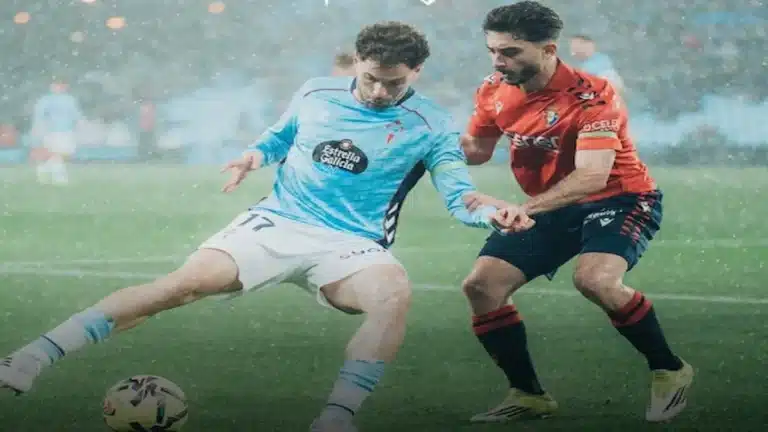 Jugadores de Celta y Osasuna disputan un balón en el partido de LaLiga EA Sports en Balaídos