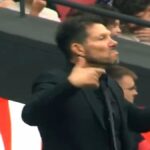 Diego Pablo Simeone gesticulando con satisfacción durante la rueda de prensa tras el 0-5 ante el Betis.
