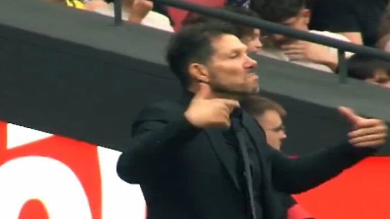 Diego Pablo Simeone gesticulando con satisfacción durante la rueda de prensa tras el 0-5 ante el Betis.