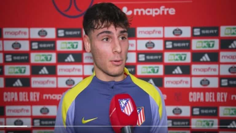 Rodrigo Mendoza durante una entrevista tras su debut oficial con el Atlético de Madrid.