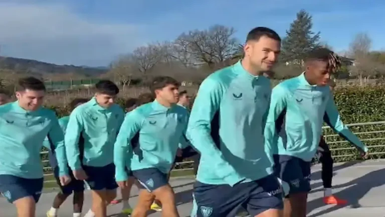Nico Williams entrenando con el Athletic Club antes del partido ante el Levante en San Mamés