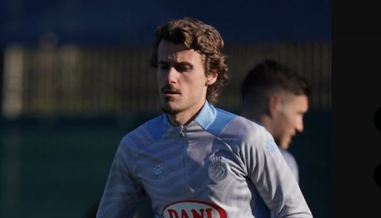 Carlos Romero en acción durante un partido con el RCD Espanyol, club donde juega cedido por el Villarreal CF.