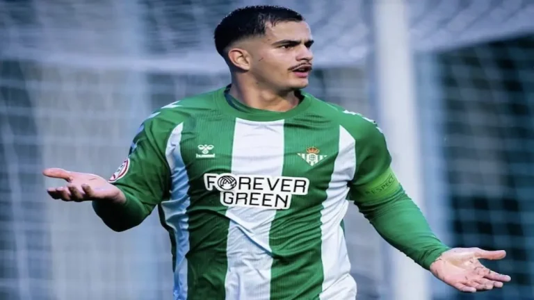 Rodrigo Marina, joven delantero del Real Betis, con gesto de incredulidad durante un partido oficial.