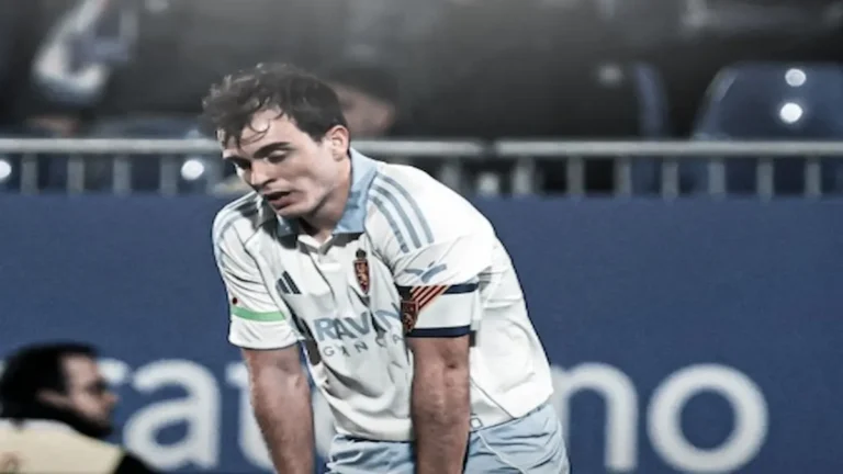 El Yamiq, defensa del Real Zaragoza, con gesto de desolación tras marcar en propia puerta ante el Eibar..