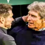 Diego Pablo Simeone y Manuel Pellegrini saludándose antes de un partido entre Atlético de Madrid y Real Betis.
