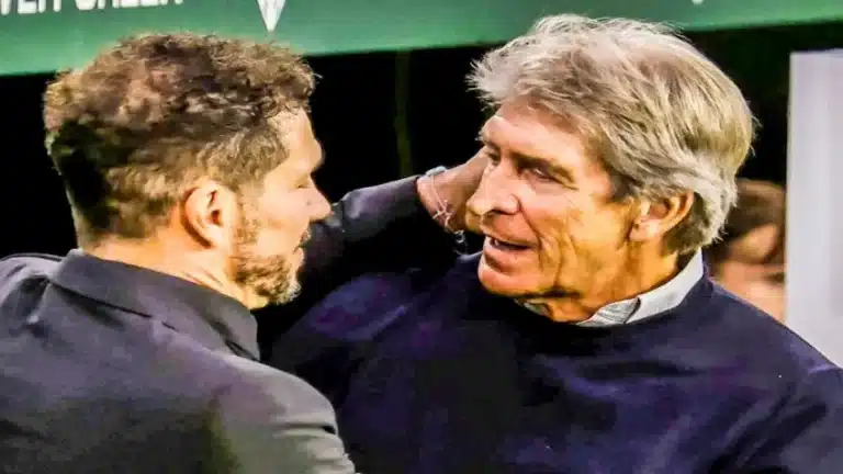 Diego Pablo Simeone y Manuel Pellegrini saludándose antes de un partido entre Atlético de Madrid y Real Betis.
