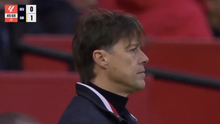 Matías Almeyda con gesto serio y pensativo durante la rueda de prensa tras el empate del Sevilla FC ante el Girona.